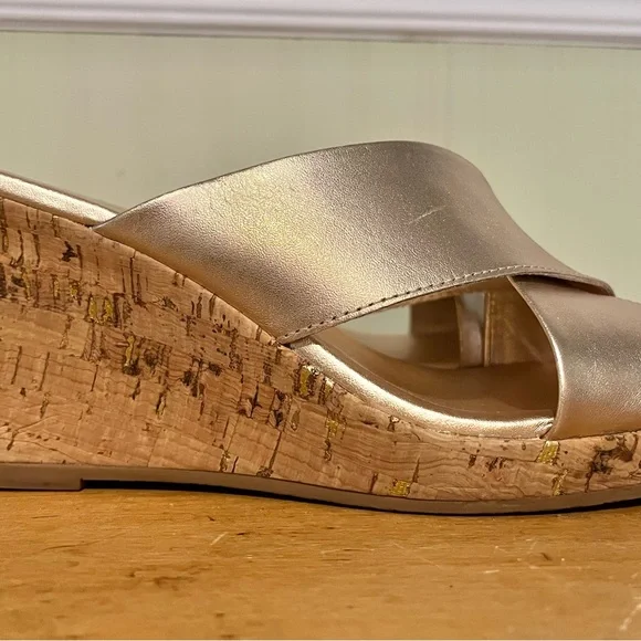 Lilly Pulitzer Metallic Gold Mules - Picture 2 of 7